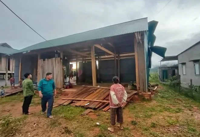 Nhanh chóng khắc phục hậu quả trận giông lốc khiến nhiều nhà dân bị tốc mái ở Nghệ An - Ảnh 1.