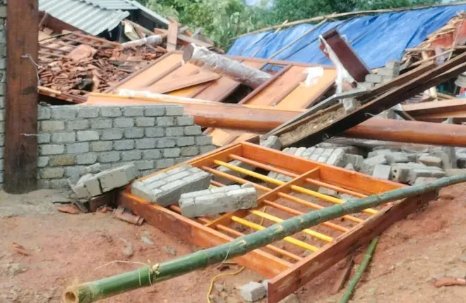Nhanh chóng khắc phục hậu quả trận giông lốc khiến nhiều nhà dân bị tốc mái ở Nghệ An - Ảnh 2.