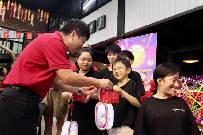Trung thu 2025 - Cùng Vietjet lan toả yêu thương, phá cỗ trông trăng khắp muôn phương - Ảnh 9.