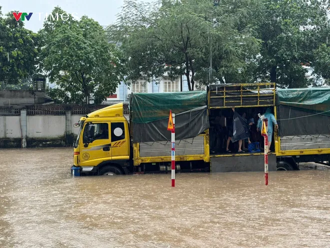 Bão số 11 tràn về, “vựa nước” Đông Ngạc lại oằn mình trong biển nước - Ảnh 3.