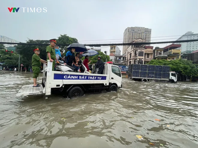Giữa cơn bão số 11 – Matmo: Hà Nội ấm tình quân dân - Ảnh 1.