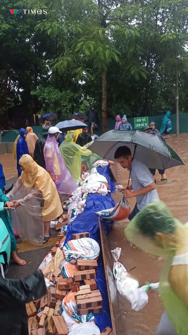 Bão số 11 tràn về, “vựa nước” Đông Ngạc lại oằn mình trong biển nước - Ảnh 5.