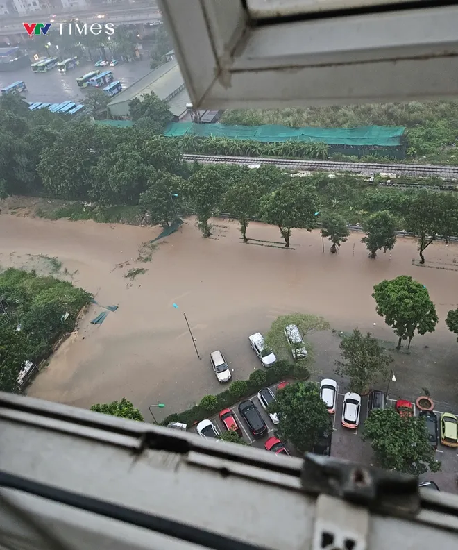 Bão số 11 tràn về, “vựa nước” Đông Ngạc lại oằn mình trong biển nước - Ảnh 2.