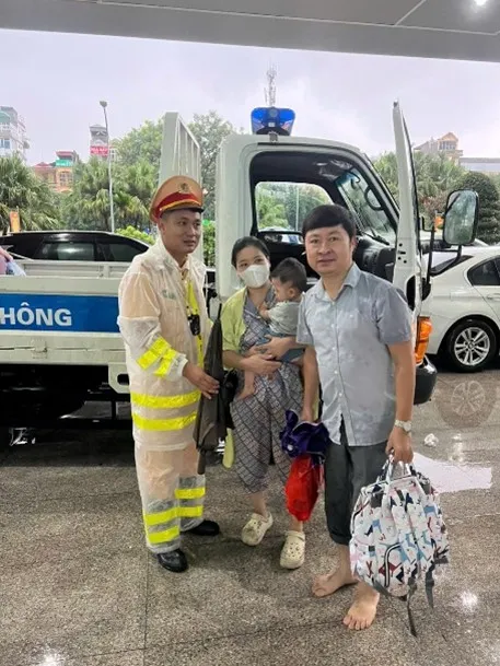 Giữa cơn bão số 11 – Matmo: Hà Nội ấm tình quân dân - Ảnh 6.