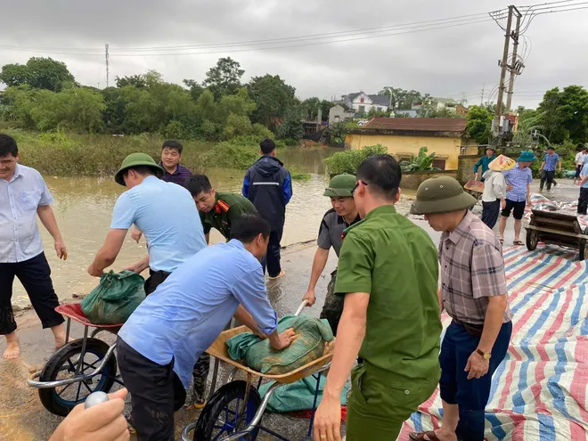 Giữa cơn bão số 11 – Matmo: Hà Nội ấm tình quân dân - Ảnh 4.