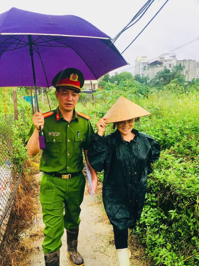 Giữa cơn bão số 11 – Matmo: Hà Nội ấm tình quân dân - Ảnh 3.