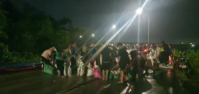 Lũ vượt lịch sử trên sông Cầu, sông Thương – Hàng nghìn người ứng trực bảo vệ đê - Ảnh 2.