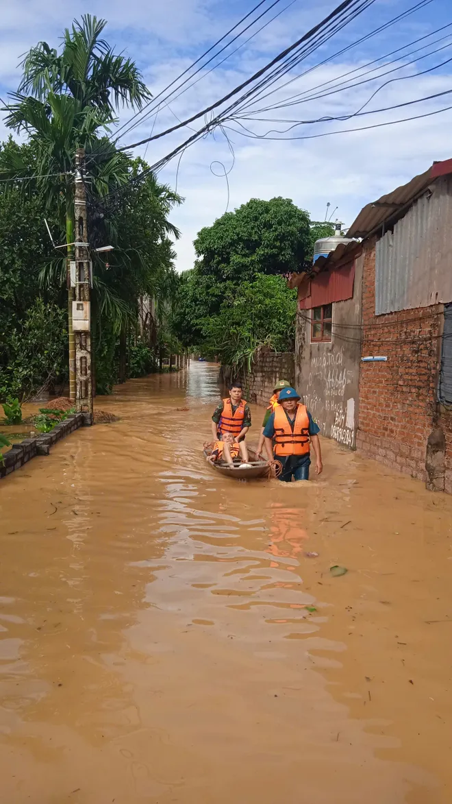 LLVT Bắc Ninh chung sức giúp dân khắc phục hậu quả bão số 11 (Matmo) - Ảnh 1.
