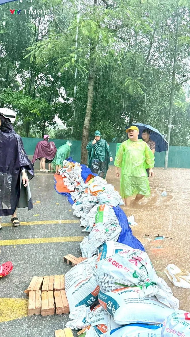 Hà Nội: Cư dân mua máy bơm ‘tự cứu mình’ giữa biển nước - Ảnh 2.