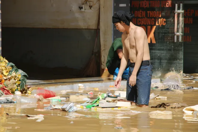 Đường phố Thái Nguyên ngổn ngang sau lũ, quân đội cùng người dân chung tay dọn dẹp - Ảnh 4.