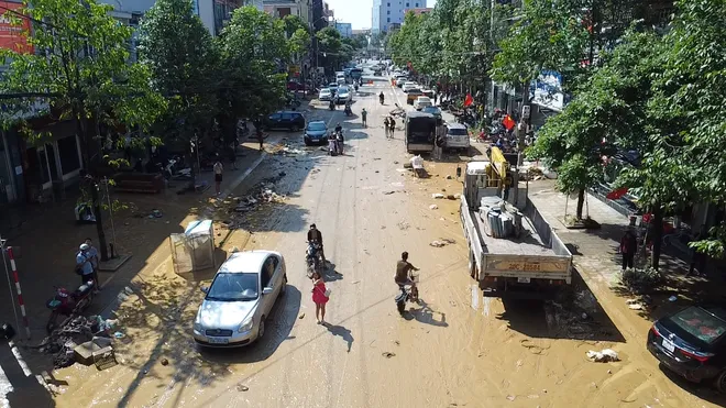Đường phố Thái Nguyên ngổn ngang sau lũ, quân đội cùng người dân chung tay dọn dẹp - Ảnh 5.