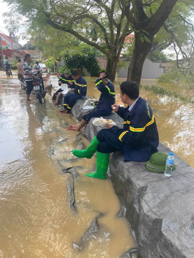 Bắc Ninh: Những chiến sĩ Công an cứu dân trong dòng nước xiết - Ảnh 2.