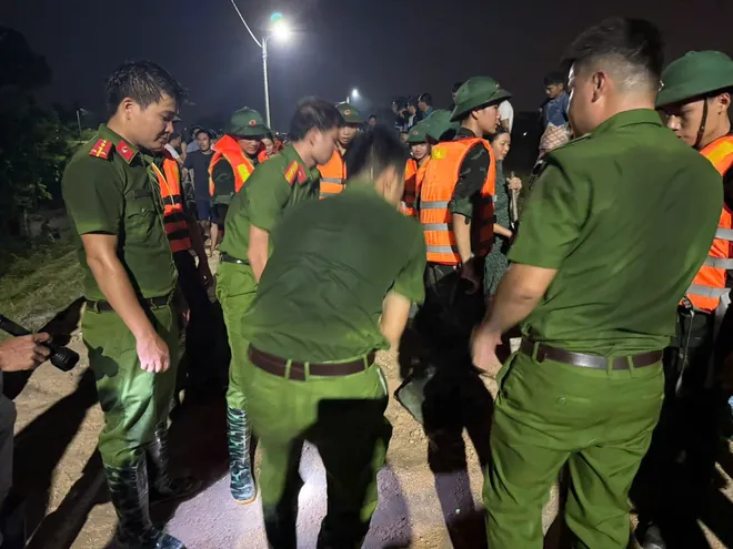 Bắc Ninh: lực lượng Công an phối hợp các lực lượng trắng đêm hộ đê Tả Cầu, bảo vệ các khu công nghiệp trọng yếu   - Ảnh 11.