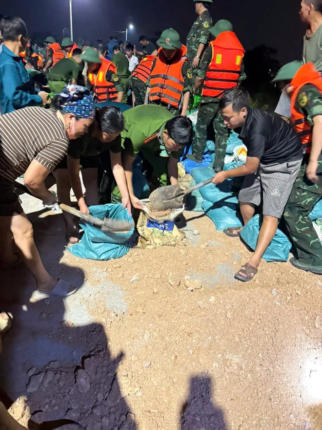 Bắc Ninh: Xuyên đêm gia cố đê Đại Hà, bảo vệ Khu công nghiệp Quang Châu - Ảnh 12.