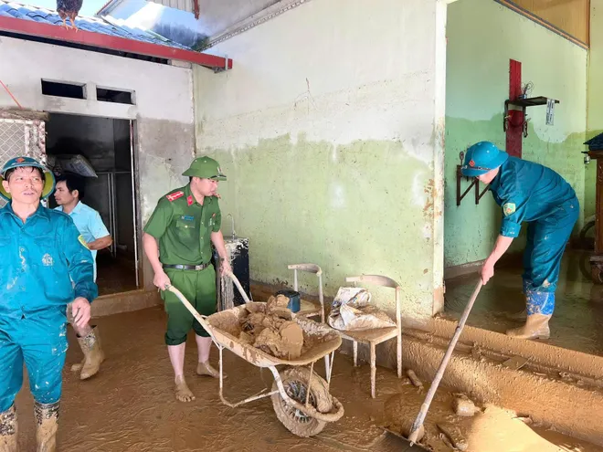 Bắc Ninh: lực lượng Công an phối hợp các lực lượng trắng đêm hộ đê Tả Cầu, bảo vệ các khu công nghiệp trọng yếu   - Ảnh 3.