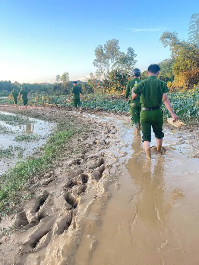Bắc Ninh: lực lượng Công an phối hợp các lực lượng trắng đêm hộ đê Tả Cầu, bảo vệ các khu công nghiệp trọng yếu   - Ảnh 7.