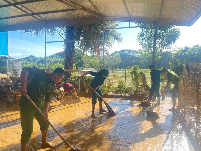 Bắc Ninh: lực lượng Công an phối hợp các lực lượng trắng đêm hộ đê Tả Cầu, bảo vệ các khu công nghiệp trọng yếu   - Ảnh 8.