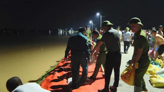 Bắc Ninh: Xuyên đêm gia cố đê Đại Hà, bảo vệ Khu công nghiệp Quang Châu - Ảnh 7.