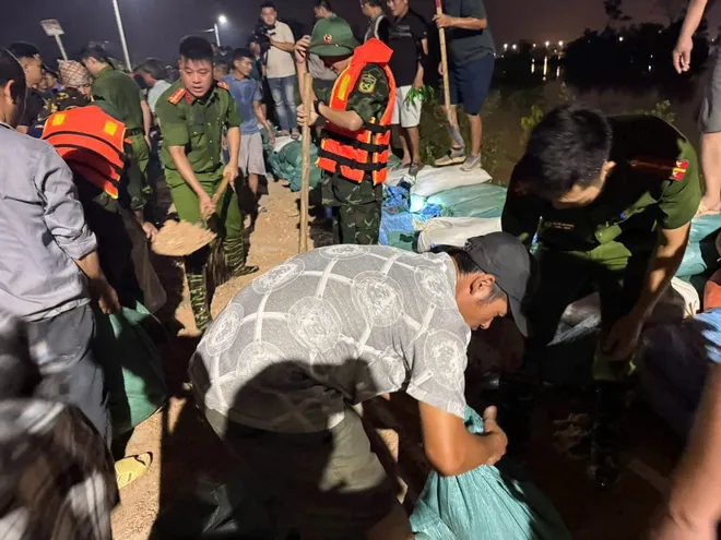 Bắc Ninh: Xuyên đêm gia cố đê Đại Hà, bảo vệ Khu công nghiệp Quang Châu - Ảnh 8.