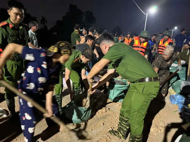 Bắc Ninh: Xuyên đêm gia cố đê Đại Hà, bảo vệ Khu công nghiệp Quang Châu - Ảnh 9.