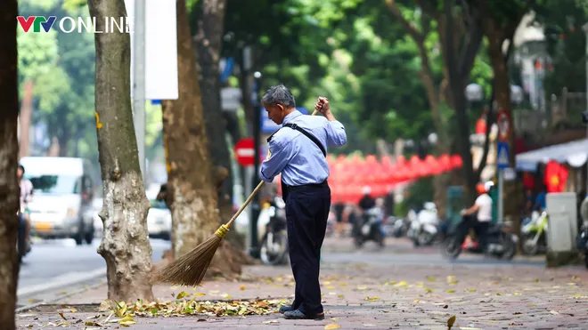 Hà Nội bình yên trong ngày kỷ niệm 71 năm Giải phóng Thủ đô - Ảnh 3.