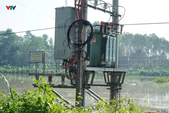 Bắc Ninh: Khẩn trương khôi phục lưới điện sau mưa lũ - Ảnh 1.