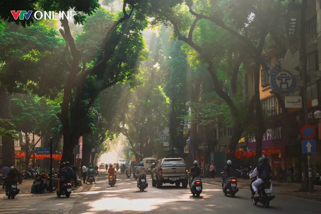 Hà Nội bình yên trong ngày kỷ niệm 71 năm Giải phóng Thủ đô - Ảnh 2.