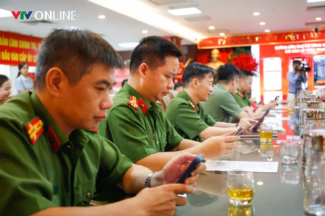 Chung tay hỗ trợ đồng bào vùng bão lũ qua ứng dụng VNeID - Ảnh 2.