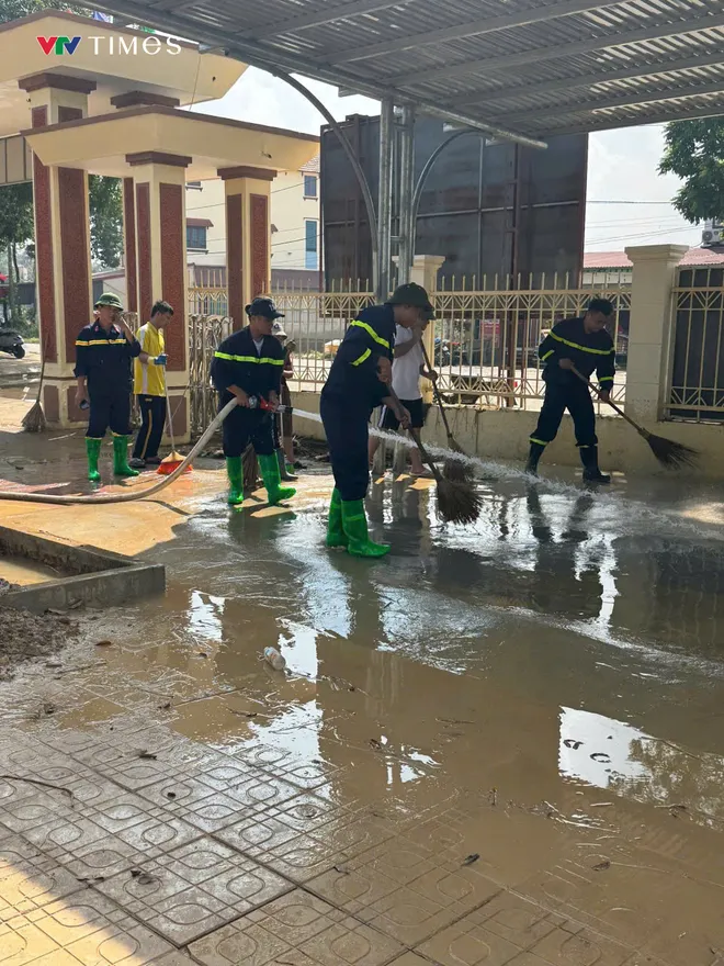 Bắc Ninh: Công an các địa phương tiếp tục giúp dân khắc phục hậu qảu mưa lũ  - Ảnh 3.