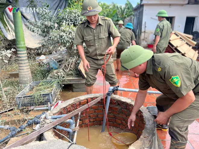 Bắc Ninh: Công an các địa phương tiếp tục giúp dân khắc phục hậu qảu mưa lũ  - Ảnh 1.