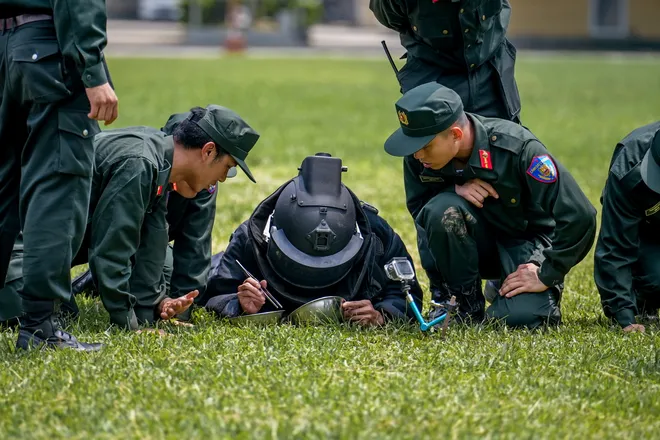 Chiến sĩ quả cảm - Tập 12: Trận ra quân "sinh tử" với dàn khí tài hùng hậu - Ảnh 3.