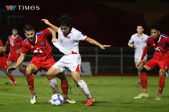 Sân trơn, bóng ướt, ĐT Việt Nam giành 3 điểm "nhọc" nhất từ đầu vòng loại Asian Cup 2027- Ảnh 3. Sân trơn, bóng ướt, ĐT Việt Nam giành 3 điểm "nhọc" nhất từ đầu vòng loại Asian Cup 2027- Ảnh 3.