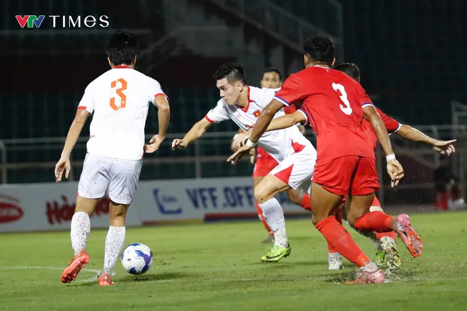 Sân trơn, bóng ướt, ĐT Việt Nam giành 3 điểm "nhọc" nhất từ đầu vòng loại Asian Cup 2027- Ảnh 14. Sân trơn, bóng ướt, ĐT Việt Nam giành 3 điểm "nhọc" nhất từ đầu vòng loại Asian Cup 2027- Ảnh 14.