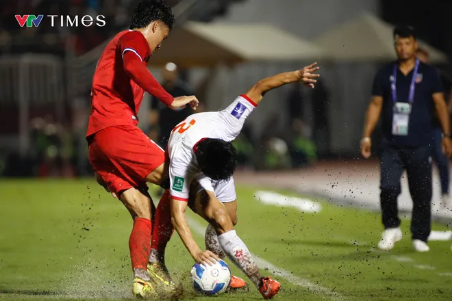 Sân trơn, bóng ướt, ĐT Việt Nam giành 3 điểm "nhọc" nhất từ đầu vòng loại Asian Cup 2027- Ảnh 2. Sân trơn, bóng ướt, ĐT Việt Nam giành 3 điểm "nhọc" nhất từ đầu vòng loại Asian Cup 2027- Ảnh 2.