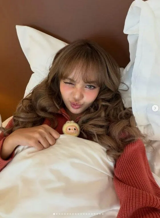 Lisa (BLACKPINK) khoe "Labubu" đính đá quý trị giá 300 triệu won - Ảnh 1.