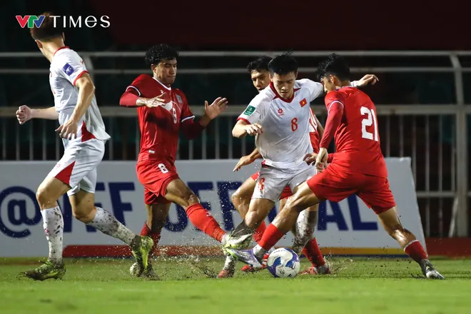 Sân trơn, bóng ướt, ĐT Việt Nam giành 3 điểm "nhọc" nhất từ đầu vòng loại Asian Cup 2027- Ảnh 8. Sân trơn, bóng ướt, ĐT Việt Nam giành 3 điểm "nhọc" nhất từ đầu vòng loại Asian Cup 2027- Ảnh 8.