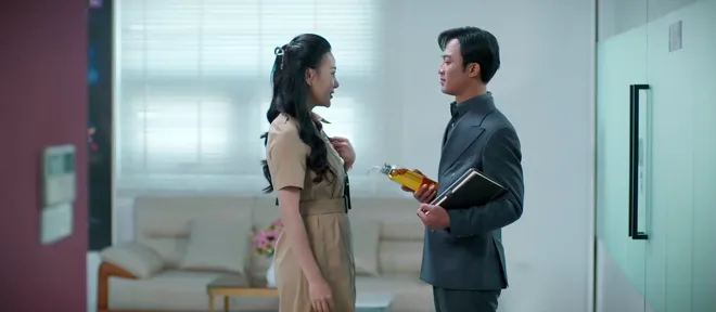 Gió ngang khoảng trời xanh - Tập 28: Bỏ qua 'chỉ thị' của vợ, Đăng chạy đến bên nữ đối tác- Ảnh 6. Gió ngang khoảng trời xanh - Tập 28: Bỏ qua 'chỉ thị' của vợ, Đăng chạy đến bên nữ đối tác - Ảnh 6.