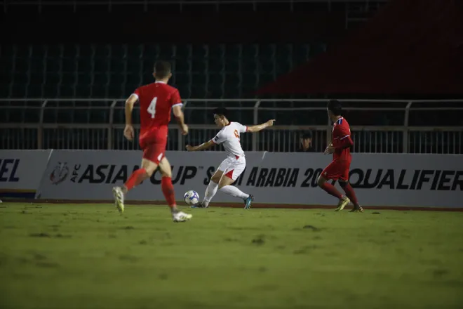Sân trơn, bóng ướt, ĐT Việt Nam giành 3 điểm "nhọc" nhất từ đầu vòng loại Asian Cup 2027- Ảnh 22. Sân trơn, bóng ướt, ĐT Việt Nam giành 3 điểm "nhọc" nhất từ đầu vòng loại Asian Cup 2027- Ảnh 22.