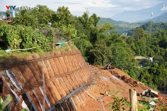 Công trình kè 50 tỉ ở Lào Cai: Chậm tiến độ, dân thấp thỏm đợi chờ - Ảnh 2.