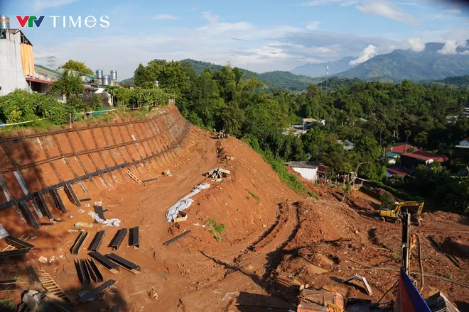 Công trình kè 50 tỉ ở Lào Cai: Chậm tiến độ, dân thấp thỏm đợi chờ - Ảnh 1.