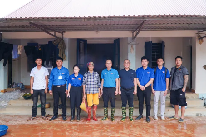 Đoàn Thanh niên VTV trao quà hỗ trợ người dân Thái Nguyên khắc phục hậu quả mưa lũ- Ảnh 9. Đoàn Thanh niên VTV trao quà hỗ trợ người dân Thái Nguyên khắc phục hậu quả mưa lũ- Ảnh 9.