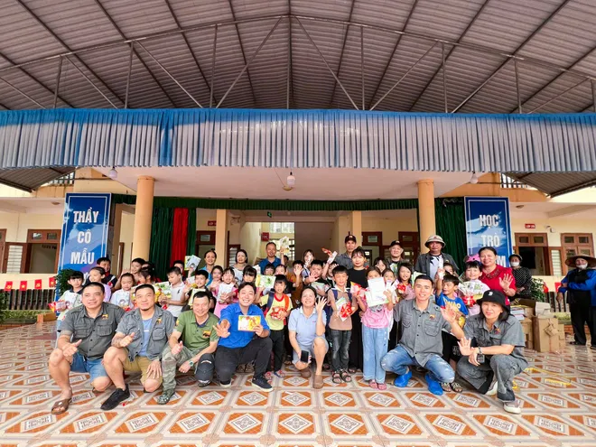 Đoàn Thanh niên VTV trao quà hỗ trợ người dân Thái Nguyên khắc phục hậu quả mưa lũ- Ảnh 18. Đoàn Thanh niên VTV trao quà hỗ trợ người dân Thái Nguyên khắc phục hậu quả mưa lũ- Ảnh 18.