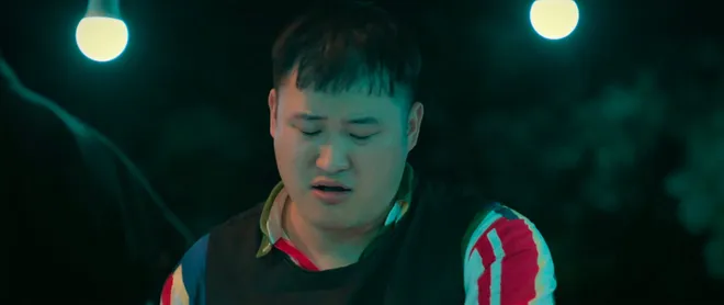 C&aacute;ch em 1 milimet - Tập 14: Bi&ecirc;n k&yacute; giấy nợ "3 tỏi" với &ocirc;ng tr&ugrave;m- Ảnh 6.