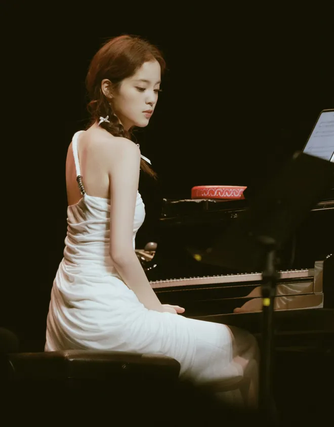 Triệu Lệ Dĩnh, Hồ Hạnh Nhi diện thiết kế của NTK Việt Nam Cường Đ&agrave;m - Ảnh 3.