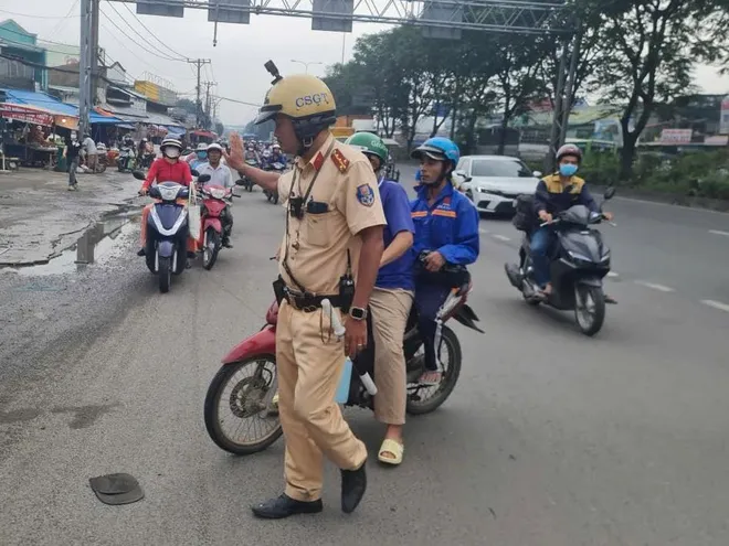 TP Hồ Chí Minh: Chấn chỉnh tình trạng xe máy chạy ngược chiều khu vực chợ đầu mối Thủ Đức- Ảnh 4. TP Hồ Chí Minh: Chấn chỉnh tình trạng xe máy chạy ngược chiều khu vực chợ đầu mối Thủ Đức- Ảnh 4.