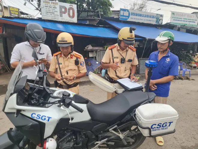 TP Hồ Chí Minh: Chấn chỉnh tình trạng xe máy chạy ngược chiều khu vực chợ đầu mối Thủ Đức- Ảnh 2. TP Hồ Chí Minh: Chấn chỉnh tình trạng xe máy chạy ngược chiều khu vực chợ đầu mối Thủ Đức- Ảnh 2.