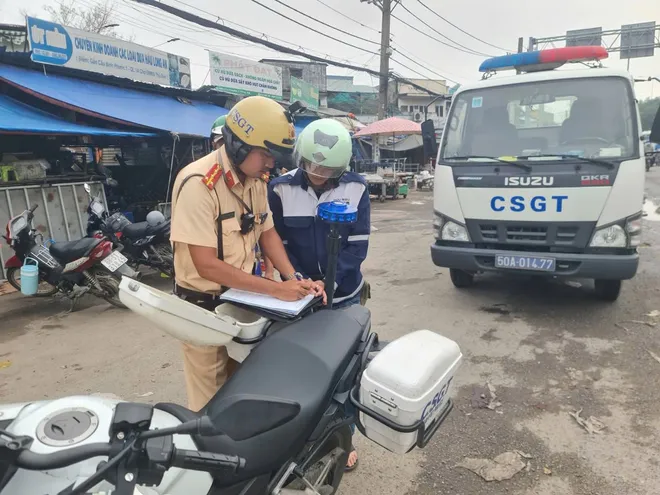 TP Hồ Chí Minh: Chấn chỉnh tình trạng xe máy chạy ngược chiều khu vực chợ đầu mối Thủ Đức- Ảnh 3. TP Hồ Chí Minh: Chấn chỉnh tình trạng xe máy chạy ngược chiều khu vực chợ đầu mối Thủ Đức- Ảnh 3.