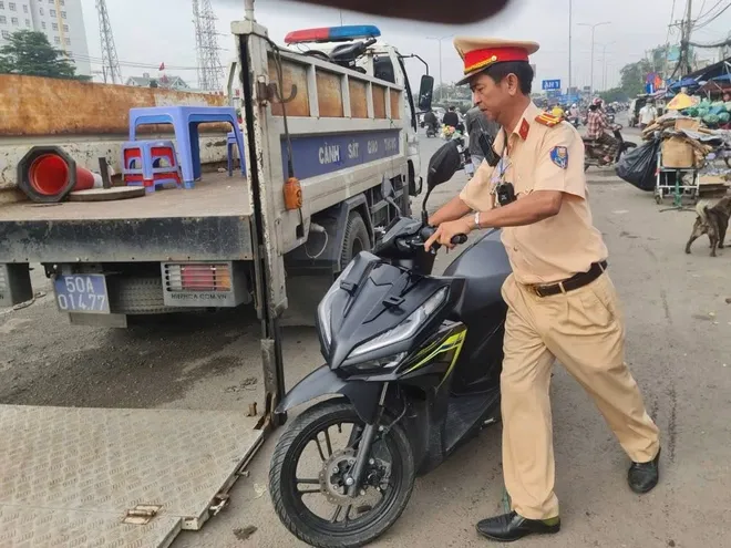 TP Hồ Chí Minh: Chấn chỉnh tình trạng xe máy chạy ngược chiều khu vực chợ đầu mối Thủ Đức- Ảnh 5. TP Hồ Chí Minh: Chấn chỉnh tình trạng xe máy chạy ngược chiều khu vực chợ đầu mối Thủ Đức- Ảnh 5.