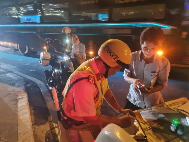 TP Hồ Chí Minh: Chấn chỉnh tình trạng xe máy chạy ngược chiều khu vực chợ đầu mối Thủ Đức- Ảnh 6. TP Hồ Chí Minh: Chấn chỉnh tình trạng xe máy chạy ngược chiều khu vực chợ đầu mối Thủ Đức- Ảnh 6.