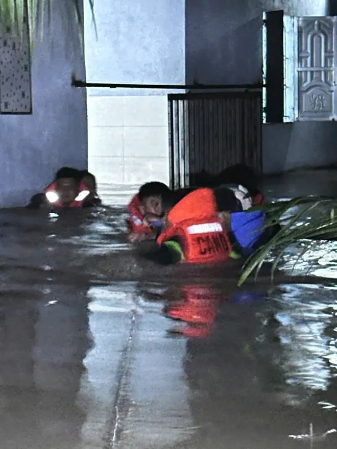 TP Hồ Chí Minh: cứu hộ 127 người trong trận ngập lịch sử ở phường Bến Cát - Ảnh 1.